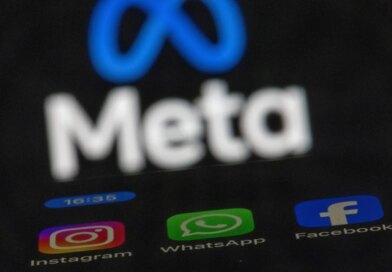 The apps Instagram, Facebook and WhatsApp can be seen on the display of a smartphone in front of the logo of the Meta internet company.