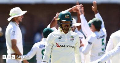 South Africa celebrate wicket of Mitchell Starc