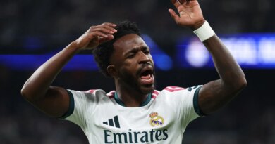 Vinicius apologises for hair-pull red card but could miss El Clasico