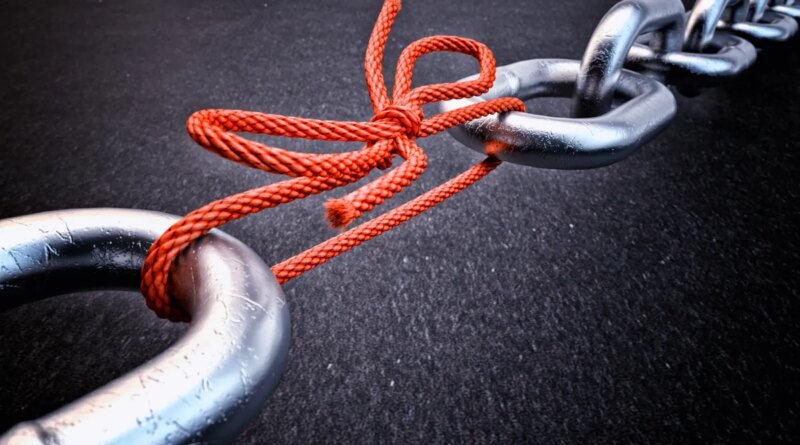 Metallic chain connected by a red knotted rope, representing third party cybersecurity risk